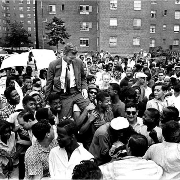 Le maire John Lindsay est acclamé par la foule à Flatlands