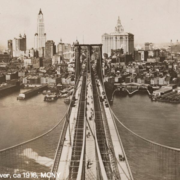 Vista panorâmica da torre da ponte de Brooklyn por volta de 1916