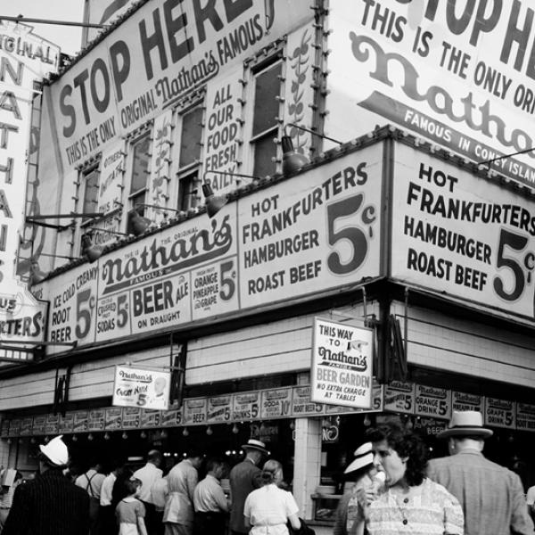 Andrew Herman, Federal Art Project (sd). Carrinho de cachorro-quente de Nathan, Coney Island, julho de 1939. Museu da cidade de Nova York. 43.131.5.13