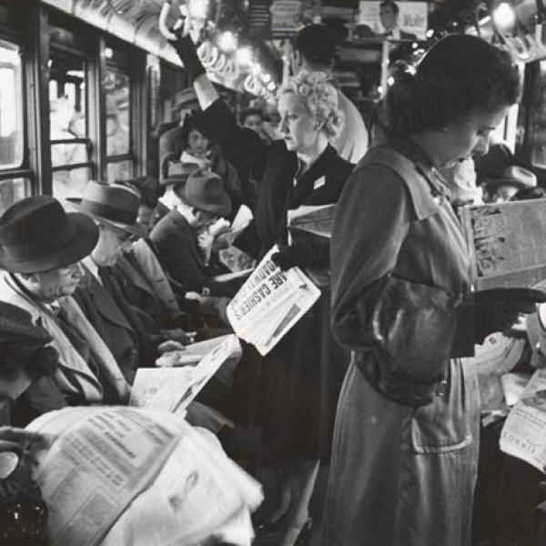 스탠리 큐브릭 뉴욕시 지하철의 삶과 사랑. 지하철 차량에서 읽는 승객. 1946. 뉴욕시 박물관. X2011.4.10292.30D