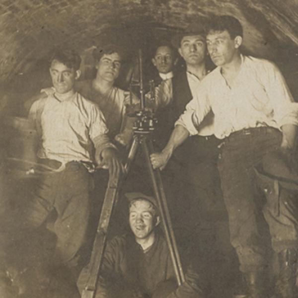 摄影师不详。 在市政厅站目前的IRT建造过程中的隧道工程师。 ca. 1900年。纽约市博物馆。 46.245.2