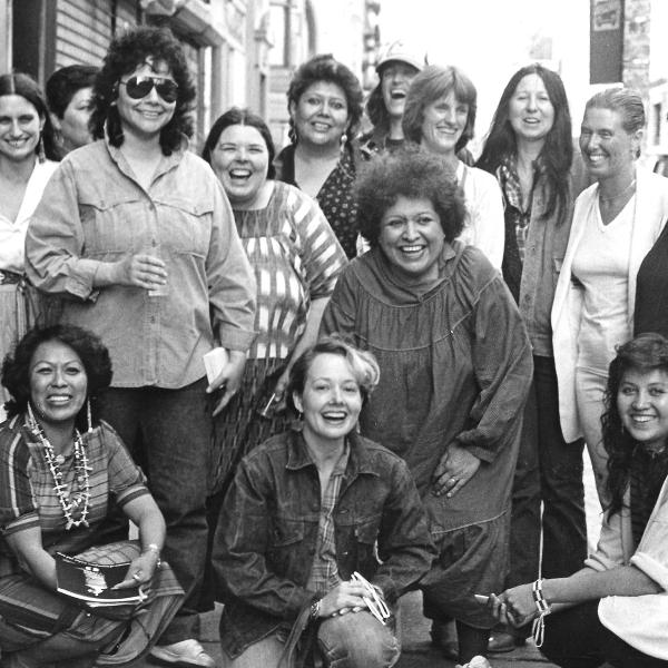Artistas de la exposición, Women of Sweetgrass, Cedar and Sage, amigas y miembros de la comunidad fuera de la American Indian Community House Gallery, 1985. Foto de Jesse Cooday.