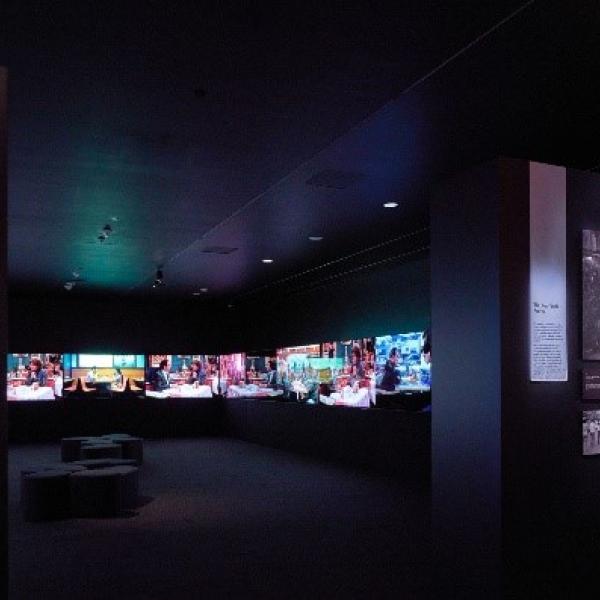 Une galerie avec plusieurs écrans.