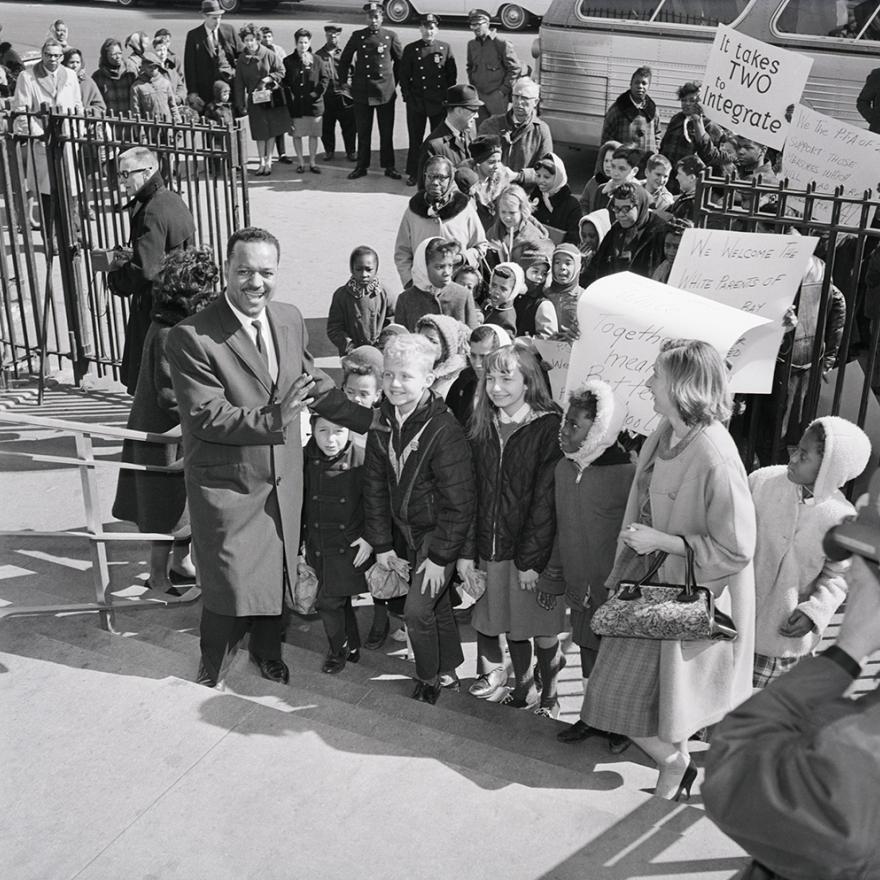 米尔顿·盖拉米森牧师带领孩子们进入布鲁克林的 PS 21。 16 年 1964 月 XNUMX 日，© Bettmann/Corbis。