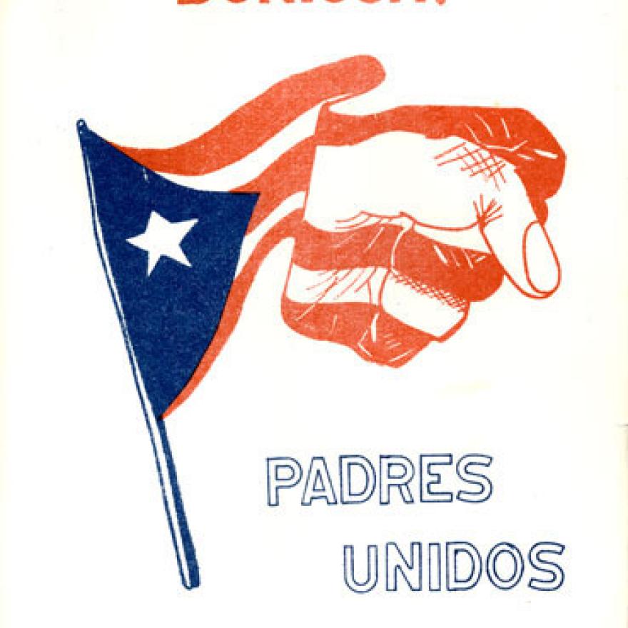 Panfleto com uma bandeira de Porto Rico acenando e o final da bandeira se transformando em punho. Há texto em espanhol no cartaz