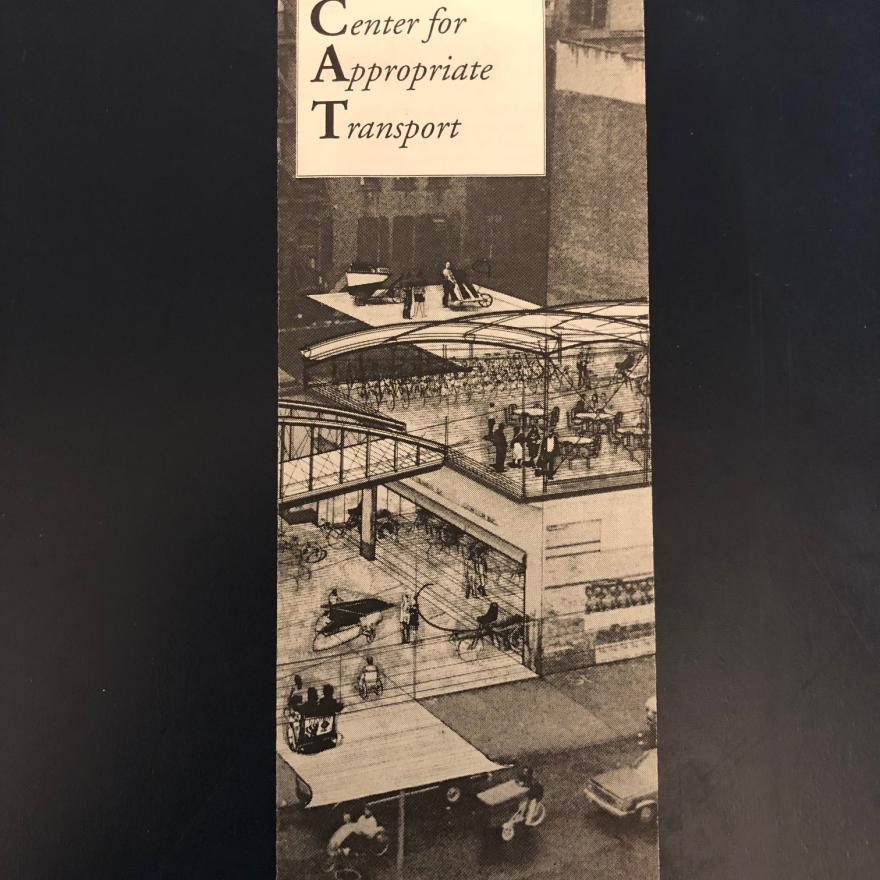 Portada de un folleto del Centro para el Transporte Apropiado que muestra una ilustración de una terminal de transporte concurrida