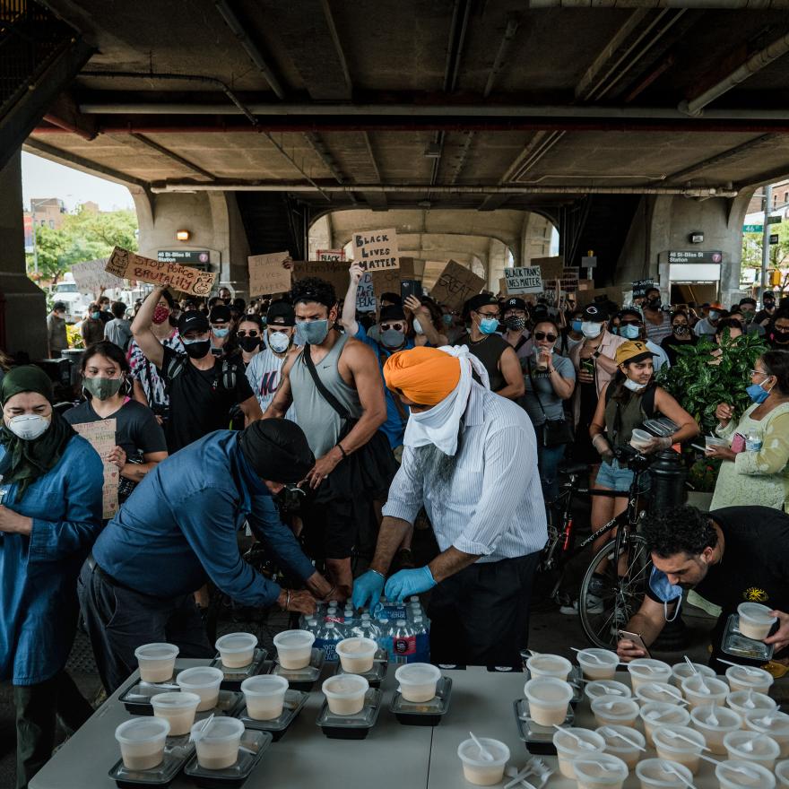 Le Sikh Center de New York distribue des repas à ceux qui protestent contre le meurtre de George Floyd et d'autres Noirs américains par la police