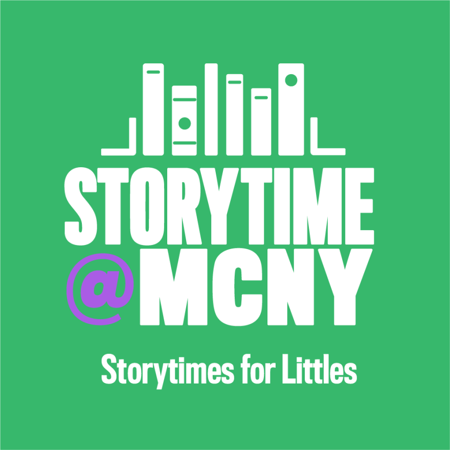 Logo carré vert sur lequel est écrit Storytime @ MCNY Storytime for Littles en texte blanc avec un graphique de bibliothèque blanche au-dessus