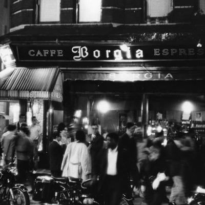 Fotografía de Fred W. McDarrah de una multitud llena de movimiento frente a Caffe Borgia en Greenwich Village