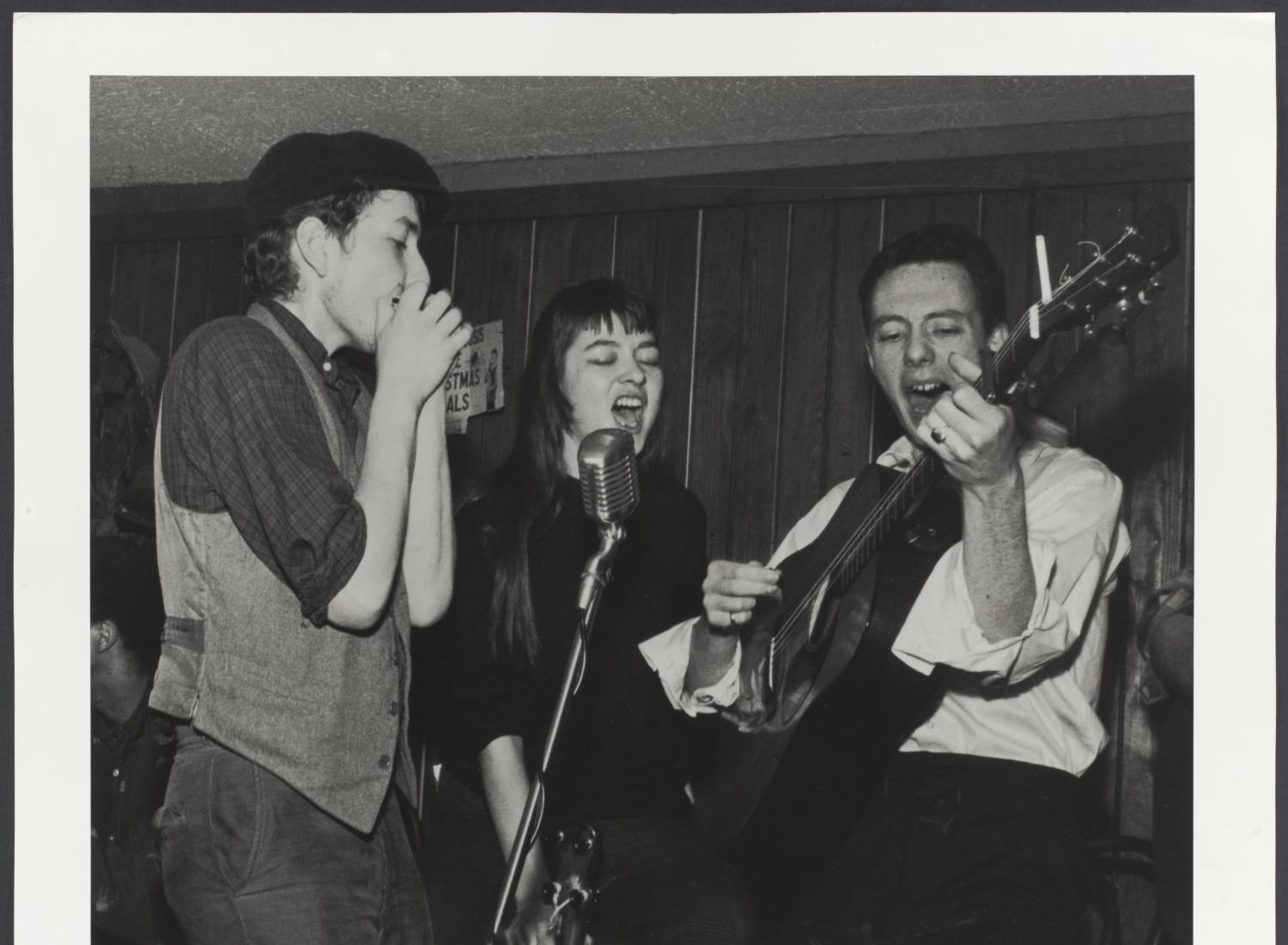 Bob Dylan, Karen Dalton, and Fred Neil performing at Café Wha?, Greenwich Village, February 8, 1961. Photo by Fred W. McDarrah. © Fred W. McDarrah/MUUS Collection.