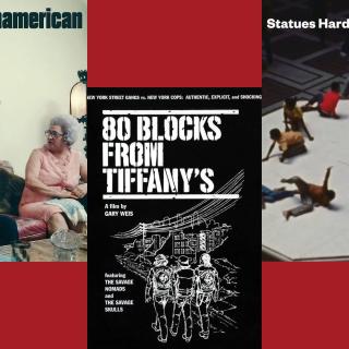 赤い背景に「ItalianAmerican」、「ティファニーから 80 ブロック」、「Hardly Ever Smile」のポスター。