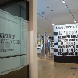 画廊的入口，上面写着“纽约激进主义者”。