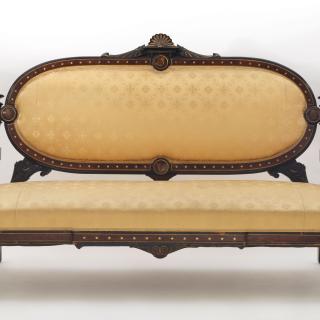 Um sofá de L Marcotte and Co. por volta de 1875 que está na coleção do Museu da Cidade de Nova York