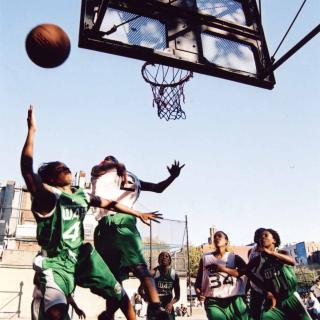 Esta fotografía de Bobbito García muestra a Bianca Brown # 4 y Monique Coker # 34 jugando un torneo en West 4th Street alrededor de 2003.