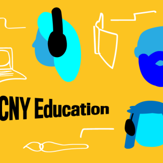 漫画のような頭、青色、ヘッドホンを装着し、さまざまなデジタルデバイスに接続するワイヤーを白で描いたグラフィック。 「MCNYEducation」というテキストが左下に黒で表示されます。