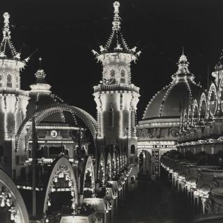 Vista do parque Luna à noite iluminada com muitas luzes