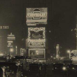 Una fotografía en blanco y negro de la ciudad de Nueva York en la noche por Samuel H. Gottscho