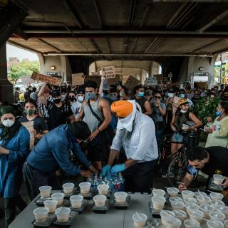 O Sikh Center de Nova York distribui refeições para aqueles que protestam contra o assassinato de George Floyd e outros negros americanos pela polícia