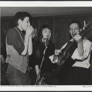 Bob Dylan, Karen Dalton, and Fred Neil performing at Café Wha?, Greenwich Village, February 8, 1961. Photo by Fred W. McDarrah. © Fred W. McDarrah/MUUS Collection.