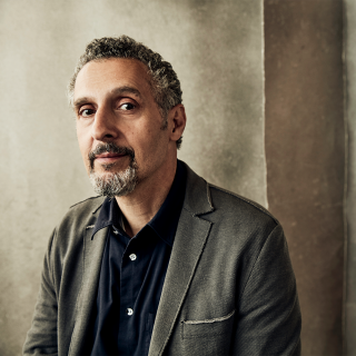 Image de l'acteur John Turturro devant un fond gris