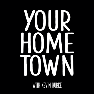 Palabras "Tu ciudad natal con Kevin Burke" en letras blancas sobre fondo negro