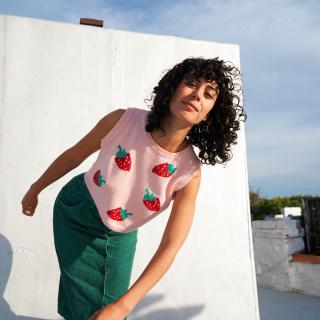 Image de Katie Martucci à l'extérieur devant un mur blanc