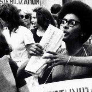 여성 참정권 50주년을 맞아 베티 프리단이 평등을 위한 여성 파업을 주도했습니다.