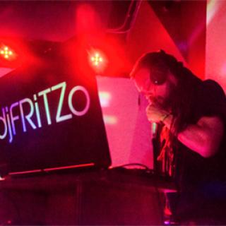 djFRiTZo em sua cabine de DJ