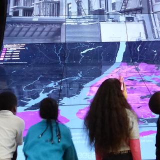 Niños haciendo actividades en el Museo de la Ciudad de Nueva York