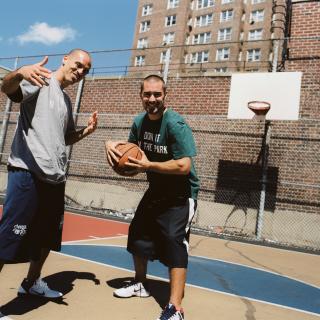 Los cineastas Bobbito García y Kevin Couliau en una cancha de baloncesto
