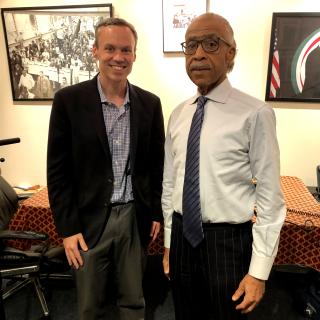 El reverendo Al Sharpton y el presentador de Your Hometown Kevin Burke