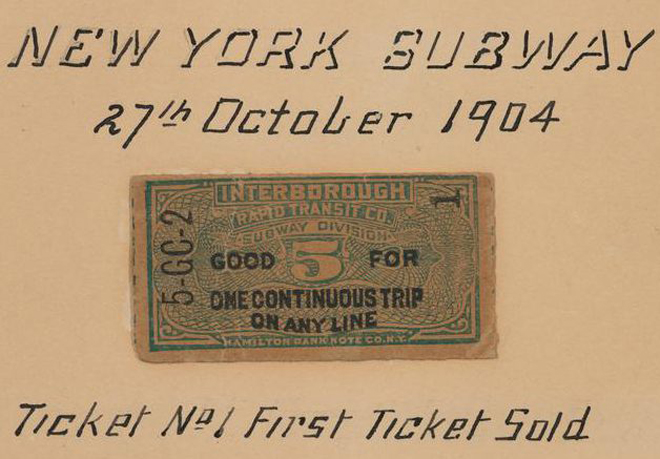 Metro de Nueva York Boleto No. 1, primer boleto vendido, 1904, en la Colección de Infraestructura. Museo de la ciudad de Nueva York, 35.51.1