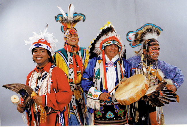 Louis Mofsie, deuxième à droite, avec des danseurs du groupe Thunderbird American Indian Dancers