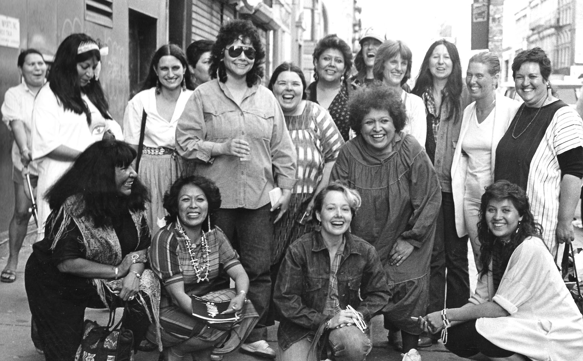 Artistas da exposição, Women of Sweetgrass, Cedar and Sage, amigos e membros da comunidade do lado de fora da American Indian Community House Gallery, 1985. Foto de Jesse Cooday.