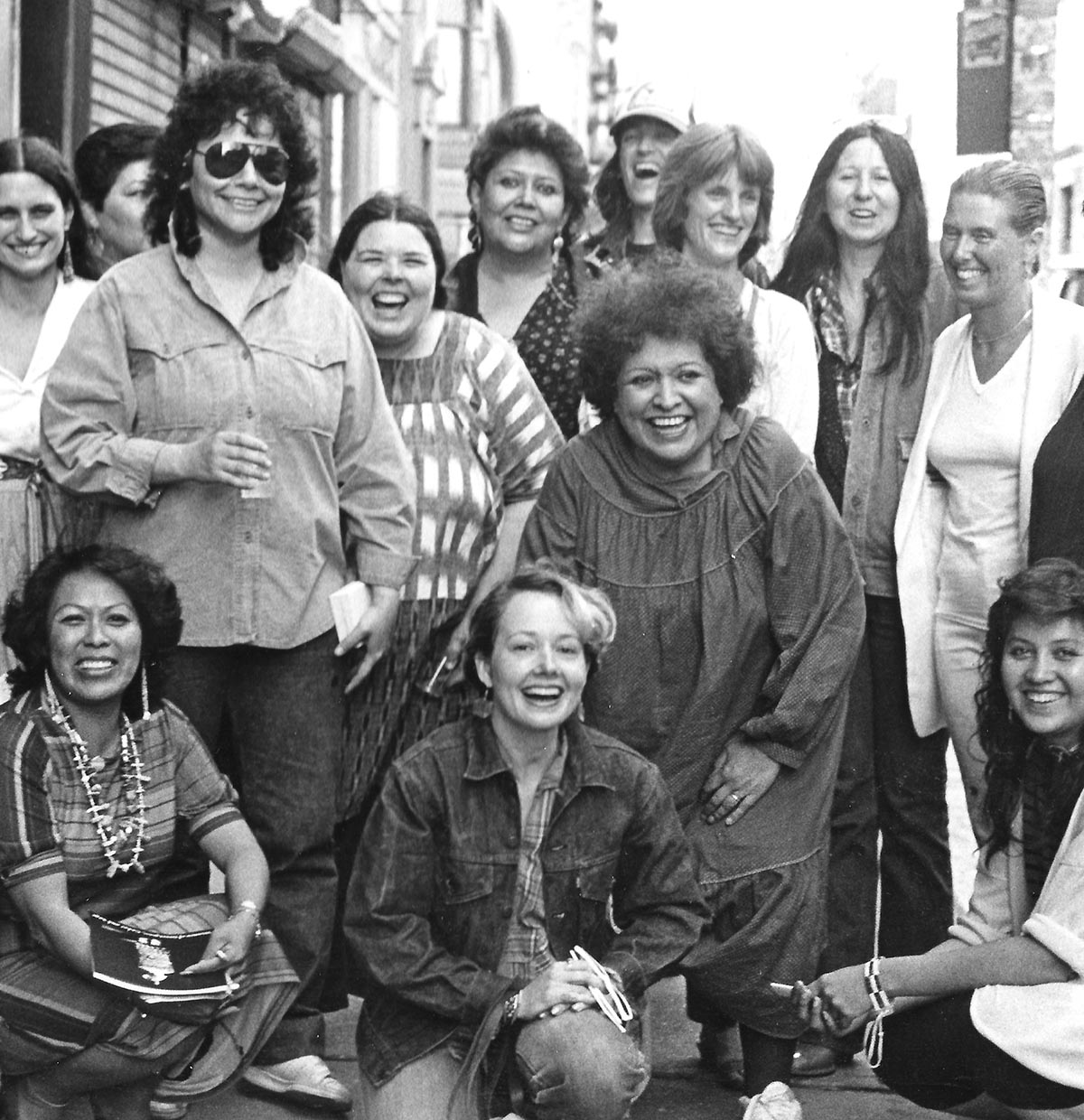 Artistas de la exposición, Women of Sweetgrass, Cedar and Sage, amigas y miembros de la comunidad fuera de la American Indian Community House Gallery, 1985. Foto de Jesse Cooday.