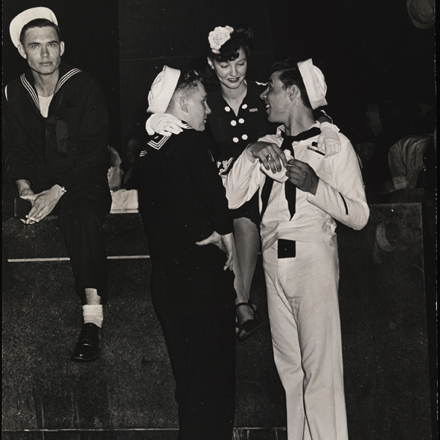 Desconocido. [Marineros y mujer en Times Square.], Ca. 1945. Museo de la ciudad de Nueva York. X2010.11.3996