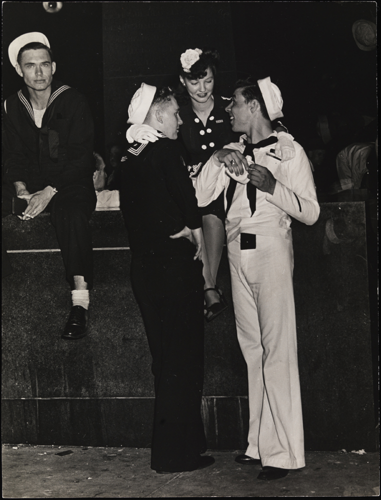 Desconhecido. [Marinheiros e mulher na Times Square.], Ca. 1945. Museu da cidade de Nova York. X2010.11.3996