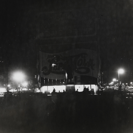 JG Suter（无日期）。 走了，但没有忘记。 [昏暗期间的时代广场。 1945年。纽约市博物馆。 X2010.11.4013