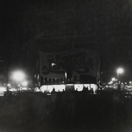 JG Suter (sin fechas). Ido pero no olvidado. [Times Square durante Dim-out.], Ca. 1945. Museo de la ciudad de Nueva York. X2010.11.4013