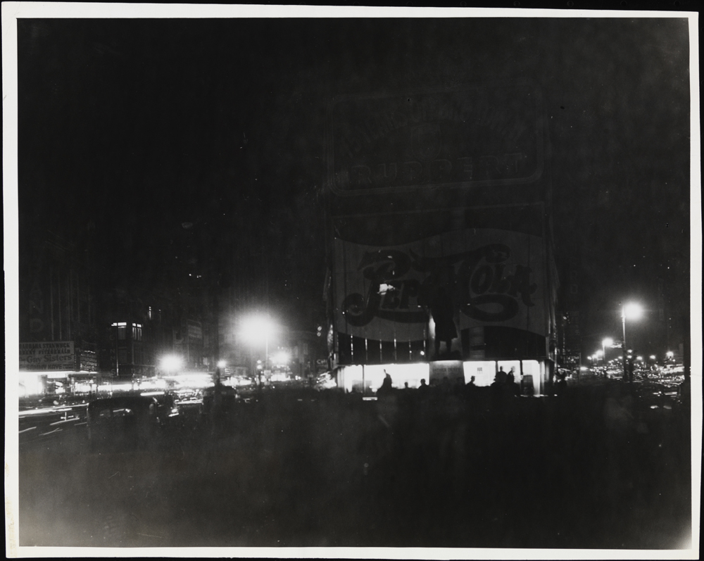 JG Suter (sin fechas). Ido pero no olvidado. [Times Square durante Dim-out.], Ca. 1945. Museo de la ciudad de Nueva York. X2010.11.4013