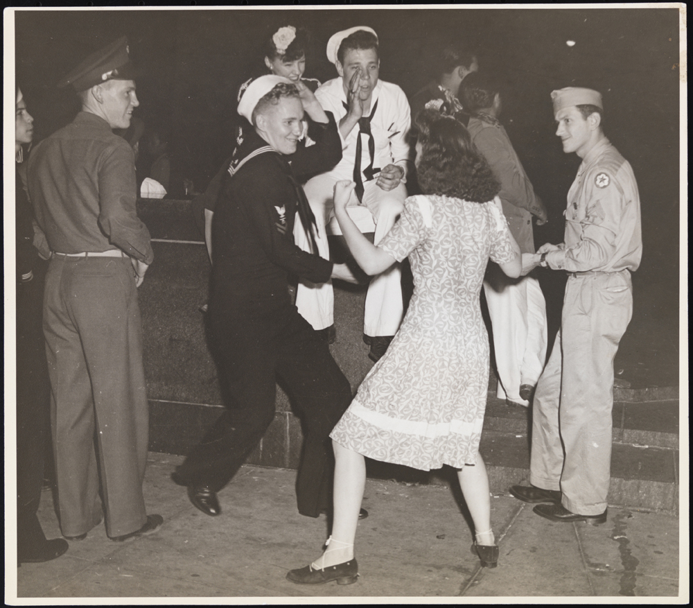 Charles Ditchfield (sem datas). Mary Começa. [Soldados e garota dançando na Times Square.], Ca. 1945. Museu da cidade de Nova York. X2010.11.4027