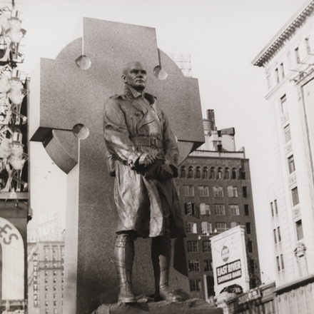 Carl Van Vechten (1880-1964). Estatua del Padre Duffy, Times Square, 15 de mayo de 1937. Museo de la Ciudad de Nueva York. X2010.8.566 Imagen utilizada con permiso de Van Vechten Trust