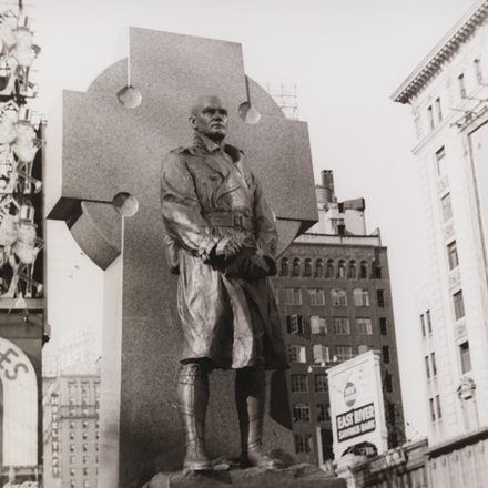 Carl Van Vechten (1880-1964). Statue du père Duffy, Times Square, 15 mai 1937. Musée de la ville de New York. X2010.8.566 Image utilisée avec la permission du Van Vechten Trust