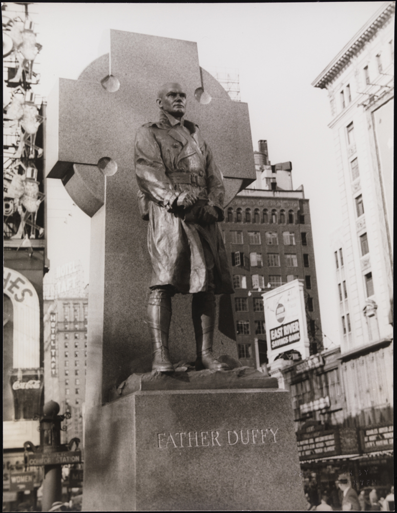 Carl Van Vechten (1880-1964). Statue du père Duffy, Times Square, 15 mai 1937. Musée de la ville de New York. X2010.8.566 Image utilisée avec la permission du Van Vechten Trust