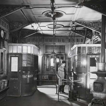 阿诺德·伊格尔（Arnold Eagle）。 第三大道El的一个身份不明的车站的内部。 1948年。纽约市博物馆。 X2010.11.9042。