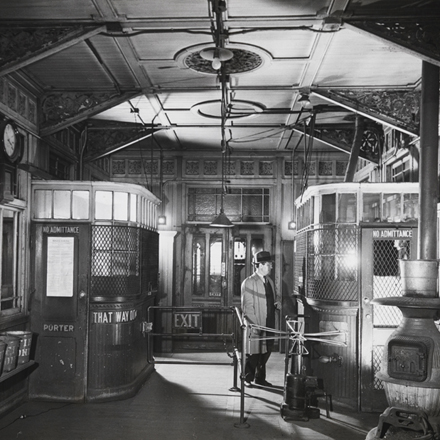 Arnold Eagle. Interior de una estación no identificada de la Tercera Avenida El. 1948. Museo de la ciudad de Nueva York. X2010.11.9042.