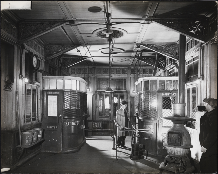 Arnold Eagle. Interior de una estación no identificada de la Tercera Avenida El. 1948. Museo de la ciudad de Nueva York. X2010.11.9042.