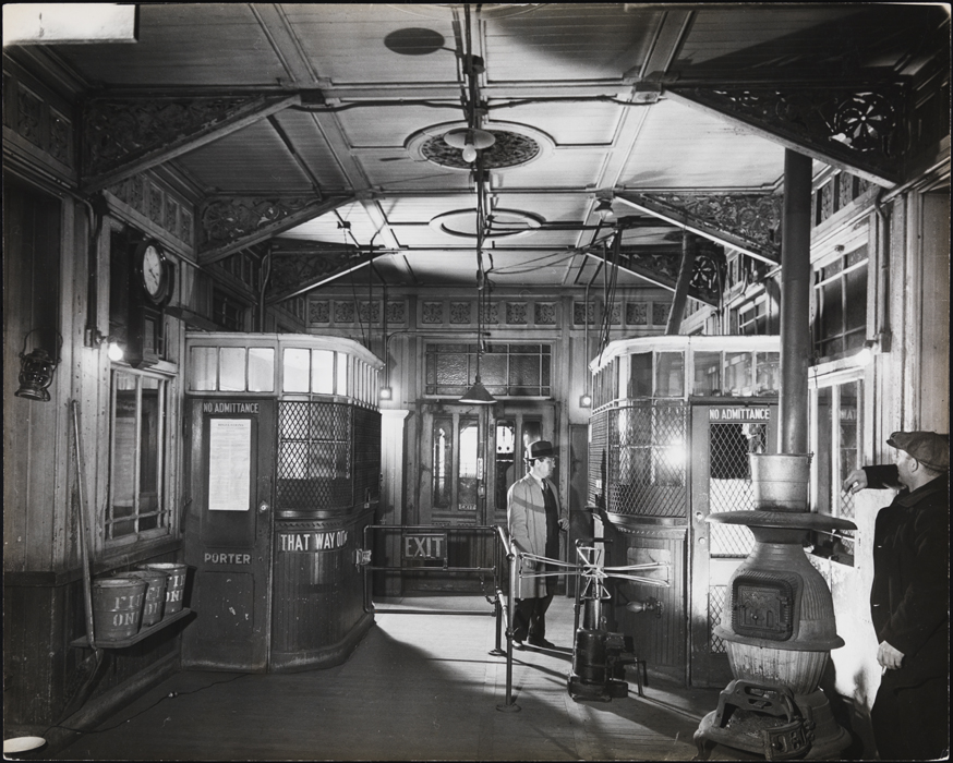 Arnold Eagle. Interior de uma estação não identificada da Third Avenue El. 1948. Museu da cidade de Nova York. X2010.11.9042.