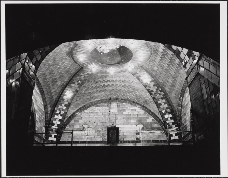 Ed Spiro. Changer de stand, station City Hall. 1972. Musée de la ville de New York. X2010.11.13576.