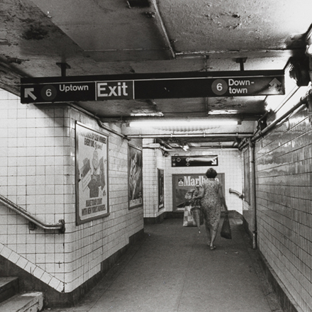 Estação de metrô. ca. 1980. Museu da cidade de Nova York. X2010.11.13587.